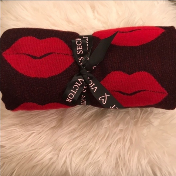 Victoria’s Secret lips lip print throw blanet NEW - Picture 2 of 2